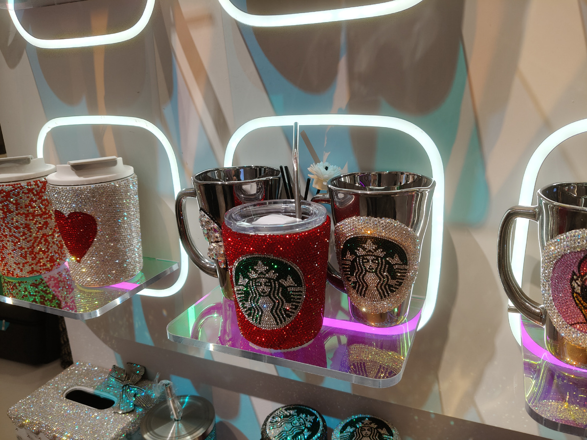 Различные бокалы и термокружки