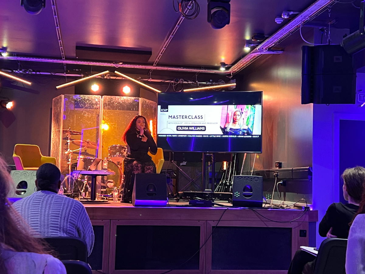 Оливия Уильямс - музыкант и владелица агентства по бэк-вокалу в UK