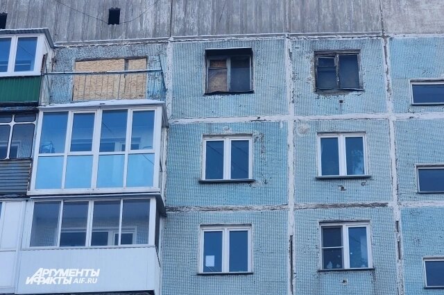    Заколоченные окна квартиры маньяка видно с улицы. Фото:  АиФ/ Инна Сергеева