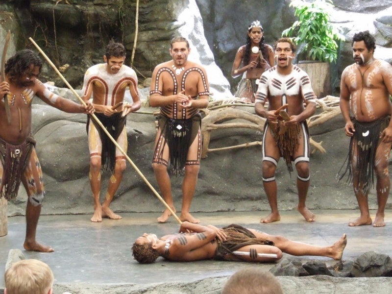 Обряд инициации у австралийских аборигенов. Как мы видим, его смысл всё тот же: "временная смерть" ("убийство понарошку") мальчика.