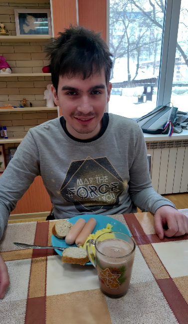 Вот такой он теперь. Усатый, лохматый. Ест всё. Наготовил себе в "школе выживания" и сидит довольный. Фото от куратора