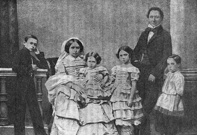 Семья Перовских в Петербурге, 1856 г. Слева направо: Николай (брат), Варвара Степановна (мать) с Соней, Мария (сестра), Лев Николаевич (отец), Василий (брат). Изображение из интернета
