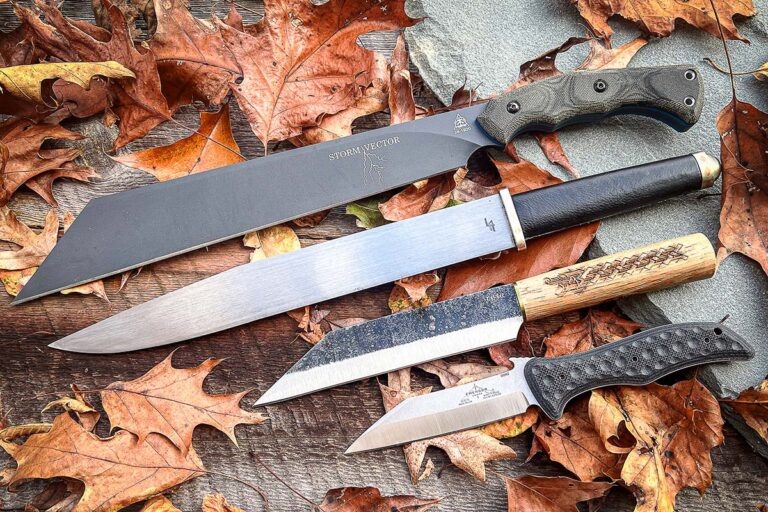 В обзоре представлены следующие модели ножей: TOPS Knives Storm Vector, CAS Iberia Legacy Arms Witham Seax, Condor Tool & Knife Norse Dragon Seax и Emerson Knives, Inc. Seax.