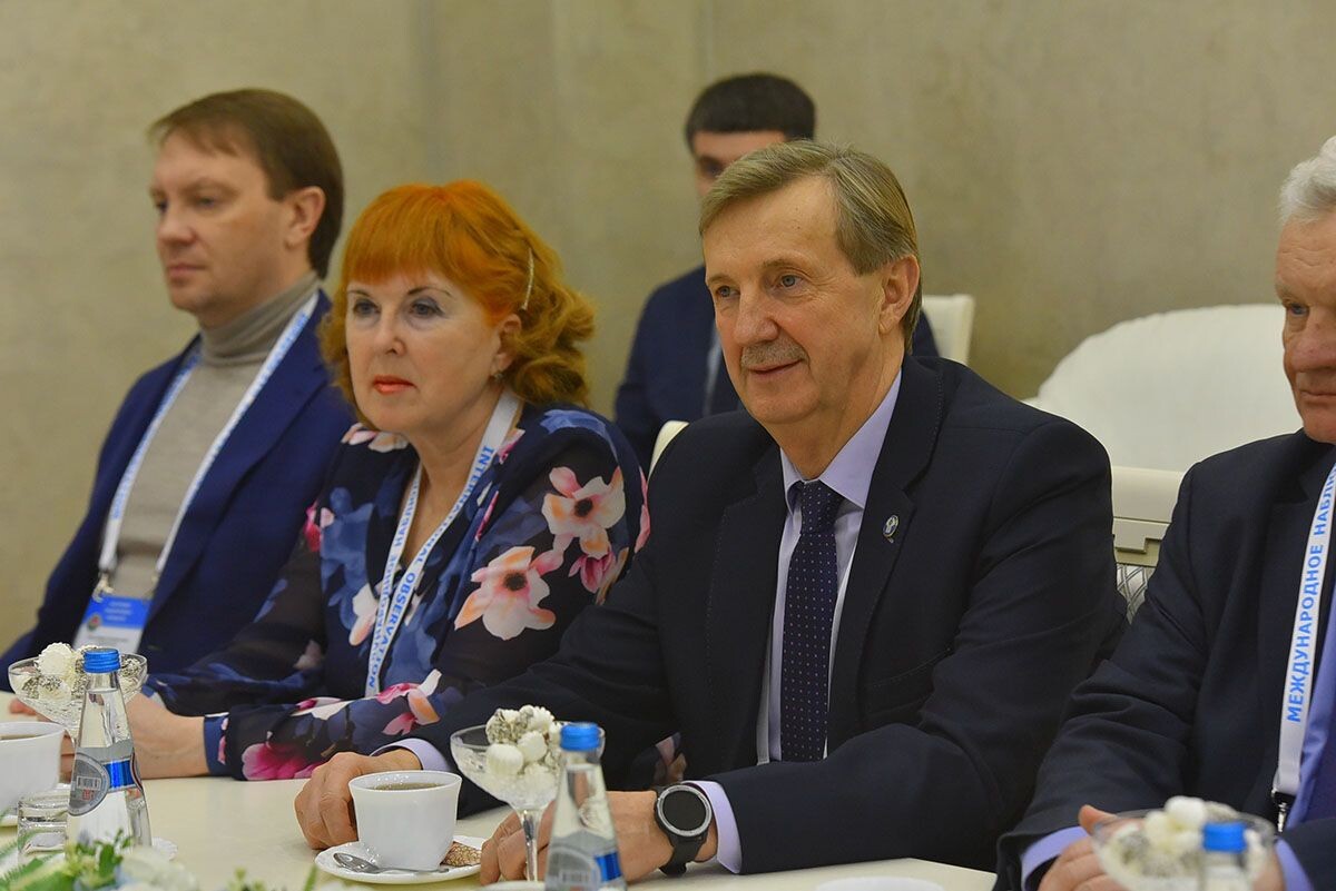 Один из самых опытных наблюдателей от СНГ Виталий Кулик на фото второй справа.