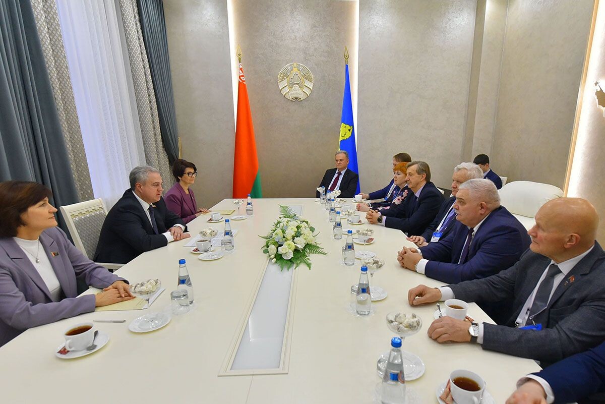 Во встрече с наблюдателями от СНГ приняли участие депутаты различных уровней – Ирина Довгало от белорусского парламента и Елена Алексина от городского совета депутатов