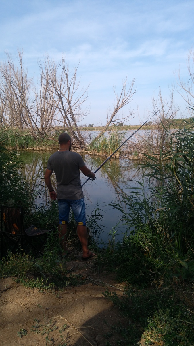 Выезд на рыбалку в 2017. Муж играет в рыбака, он не рыбак на самом деле. 