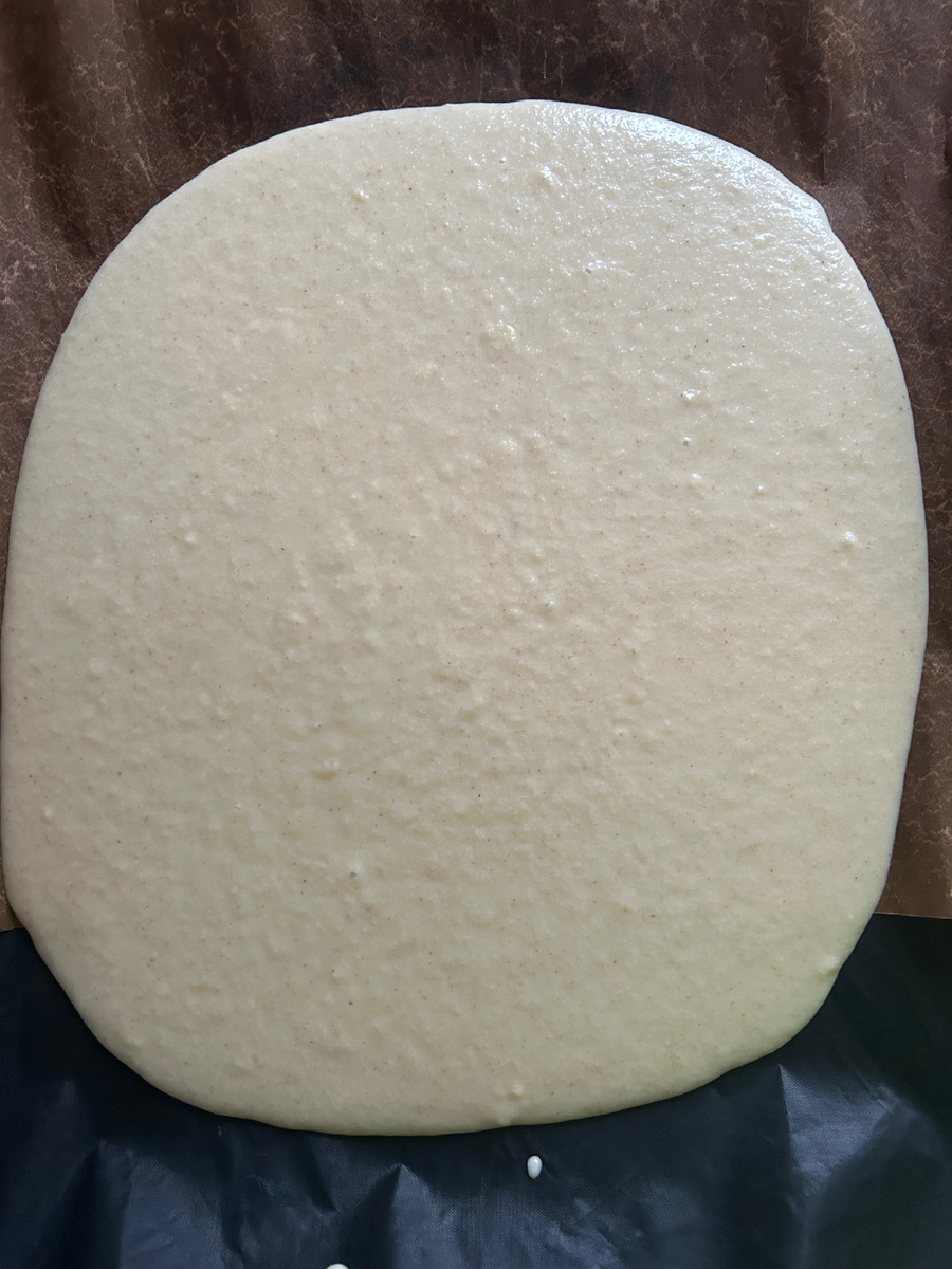 Тесто манника на листе с тефлоновыми ковриками