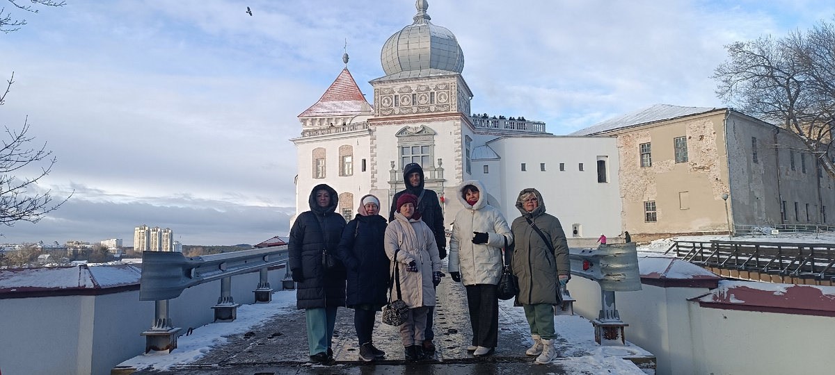 Снежок только выпал, а дорожки уже почтщены и посыпаны песочком. Заботливо, пока все спали.