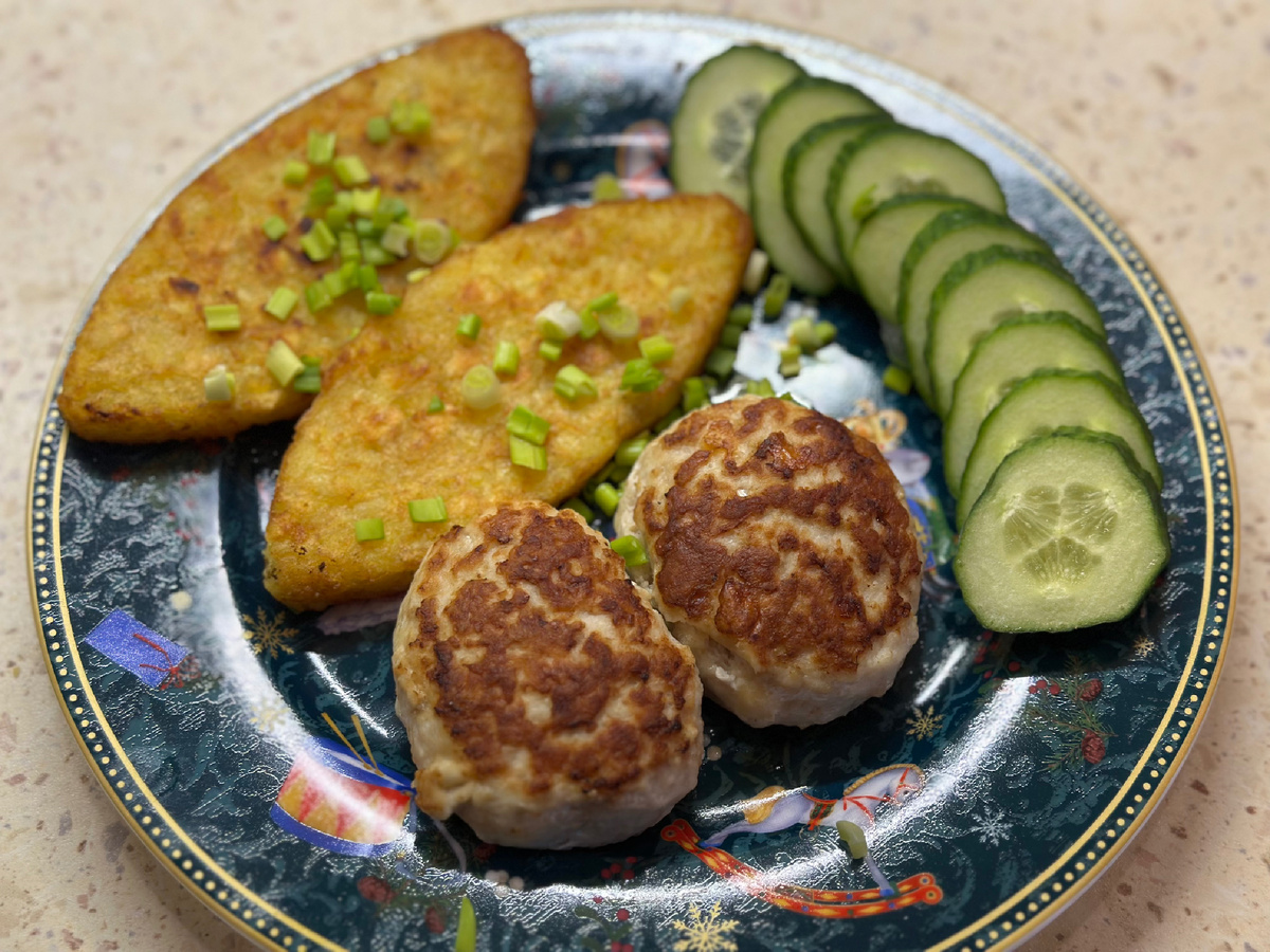 Хашбрауны, котлеты куриные с сыром, огурец, зеленый лук