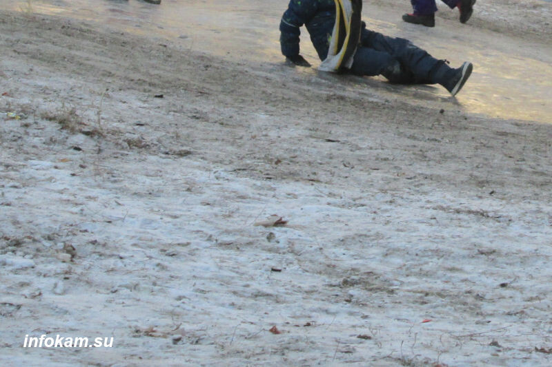    На зимних горках следует быть крайне осторожными!