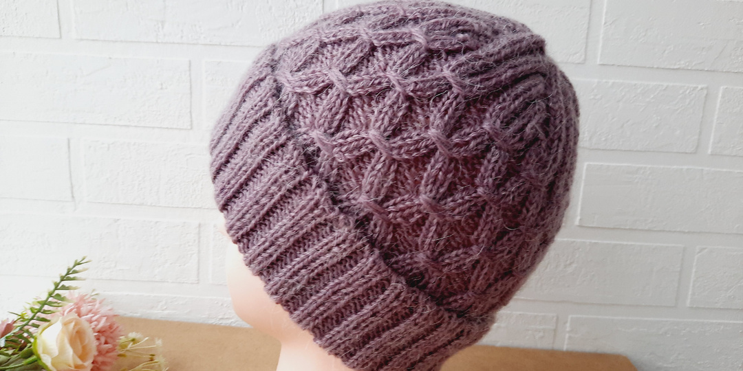 Шапка на основе резинки с отворотом.