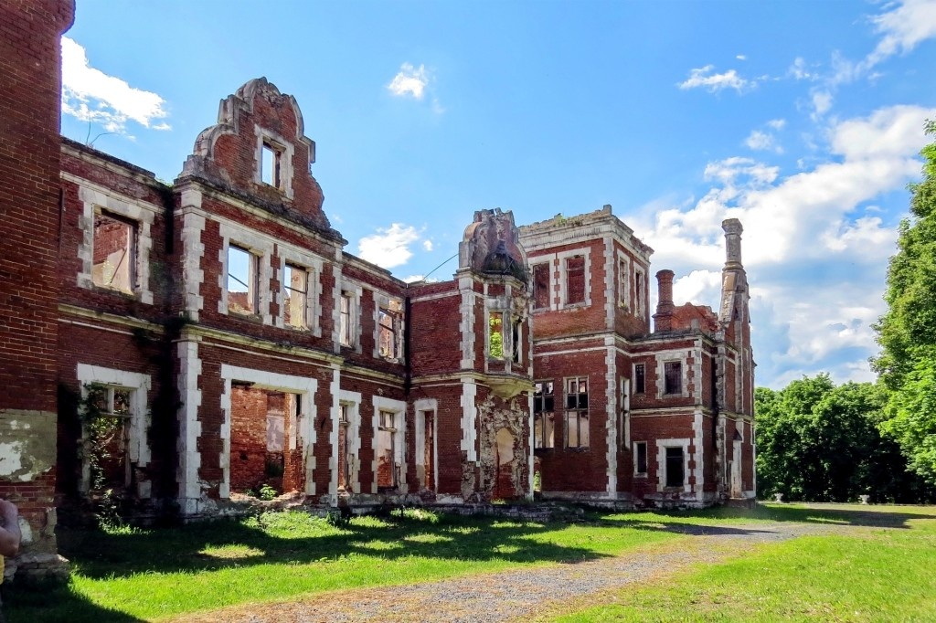 У главного здания сохранилась каменная брусчатка девятнадцатого века.