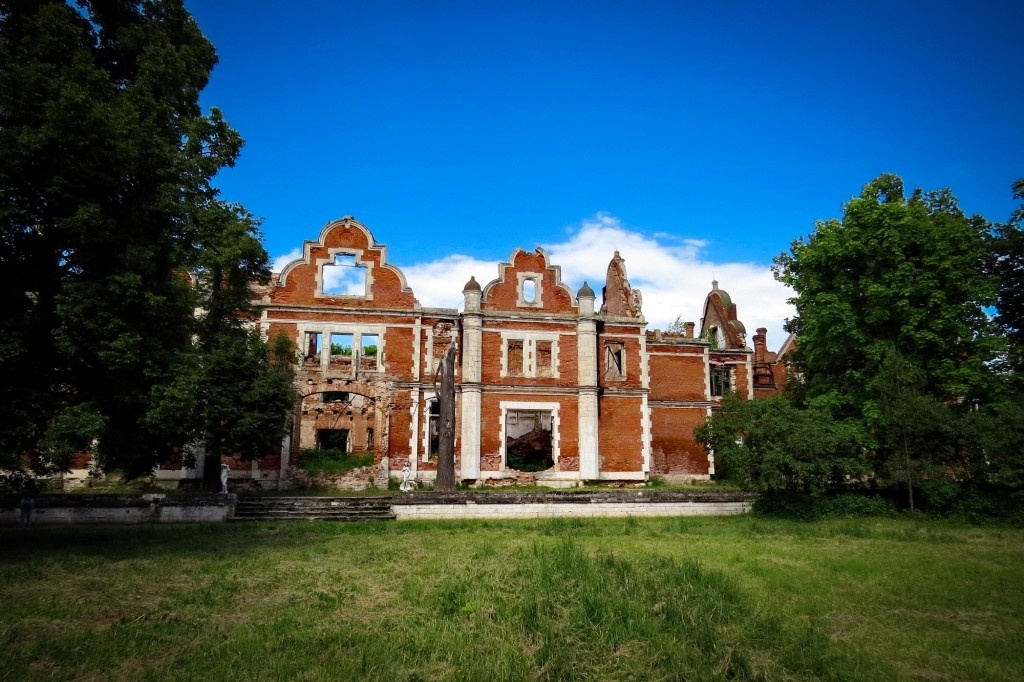 Даже в разрушенном состоянии эта Усадьба грандиозно смотрится.