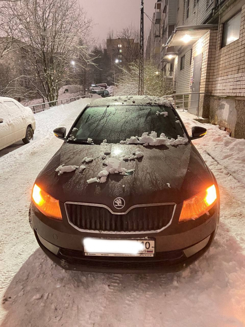    Упавший кусок снега разбил стекло иномарки в ПетрозаводскеДТП Петрозаводска и Карелии