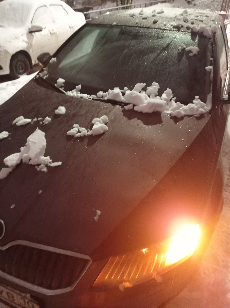    Упавший кусок снега разбил стекло иномарки в ПетрозаводскеДТП Петрозаводска и Карелии