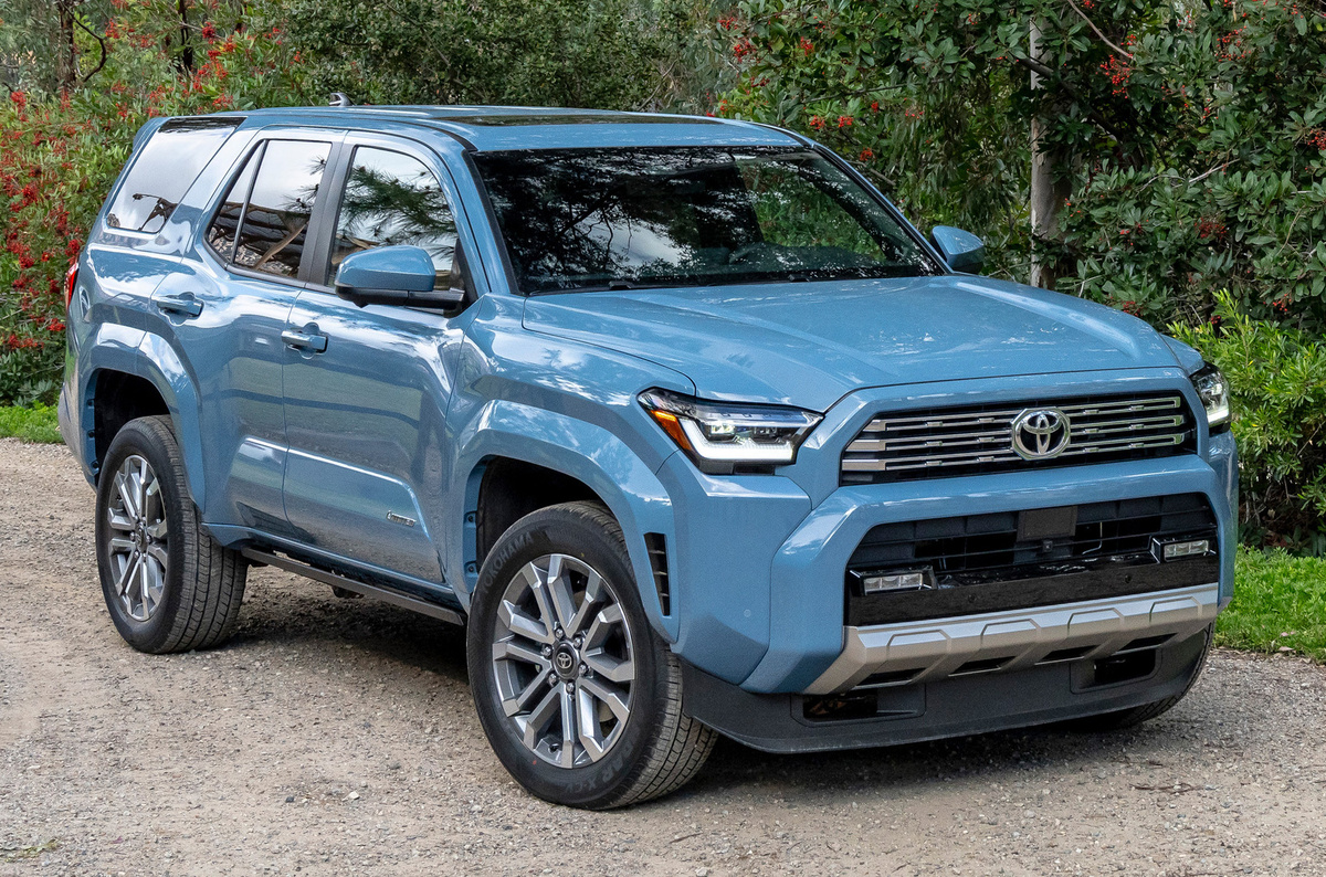    ### Toyota 4Runner Считающийся неубиваемым среднеразмерный внедорожник прошлого поколения продержался на конвейере очень долго — с 2009 по 2024 год. Его преемник по традиции делит платформу с пикапом Tacoma и по-прежнему верен фирменным ценностям — построен на рамной платформе и имеет заднюю балку моста. Но атмосферные моторы V6 на сей раз в прошлом.   
Toyota