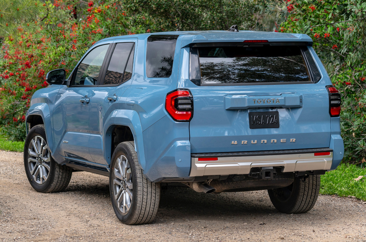    Базовый «Фораннер» — это 2,4-литровая «четвёрка» i-Force (282 л.с.) с системой изменения фаз газораспределения VVT-i и двухпоточным турбокомпрессором. Коробка передач только восьмиступенчатая автоматическая. Привод задний и полный типа part-time (жёсткое подключение передней оси без межосевого дифференциала) с понижающей передачей или фулл-тайм с принудительно блокируемым «диффом» Torsen.   
Toyota