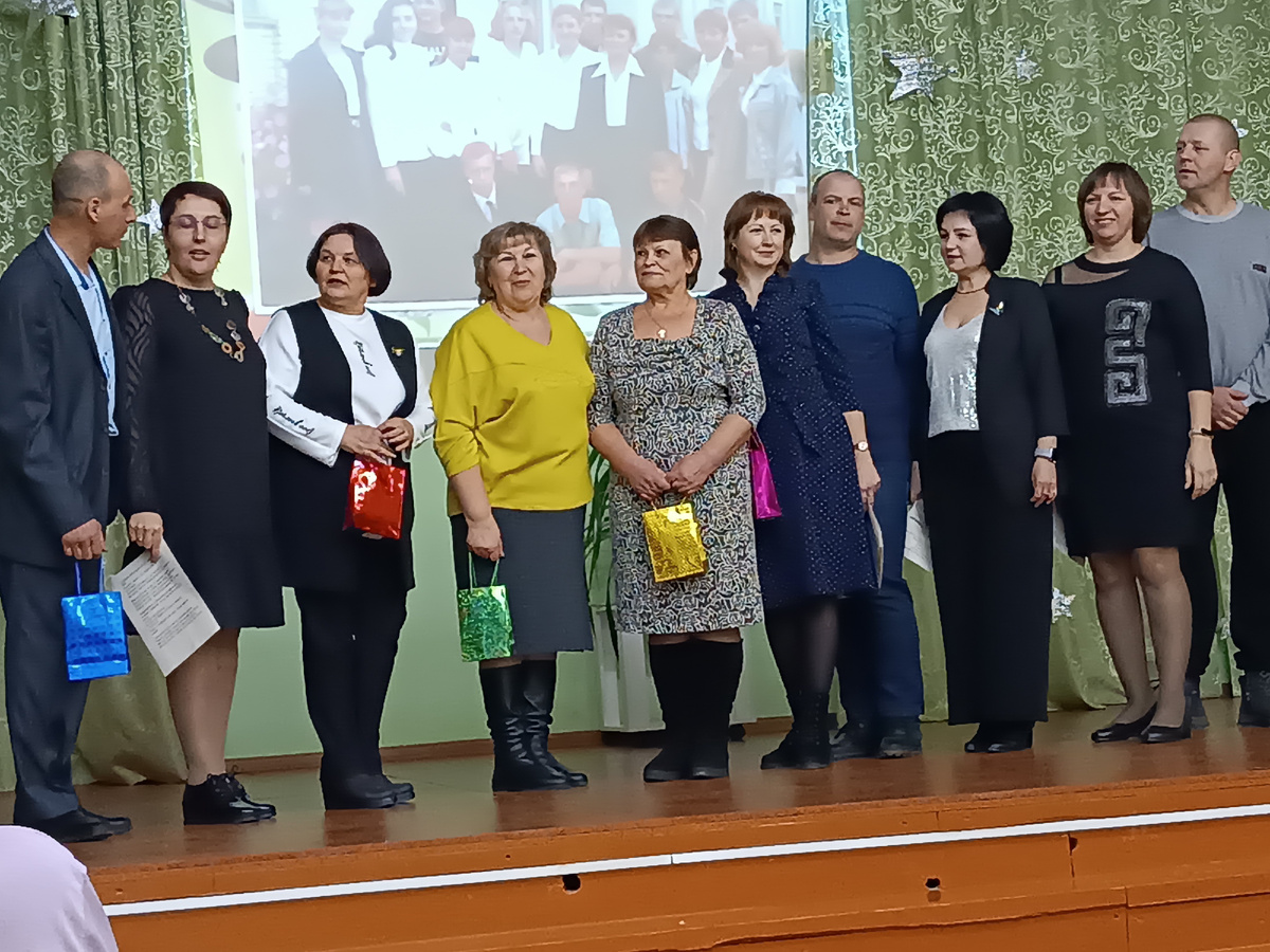 Выпускники 2000 со своими классными руководителями