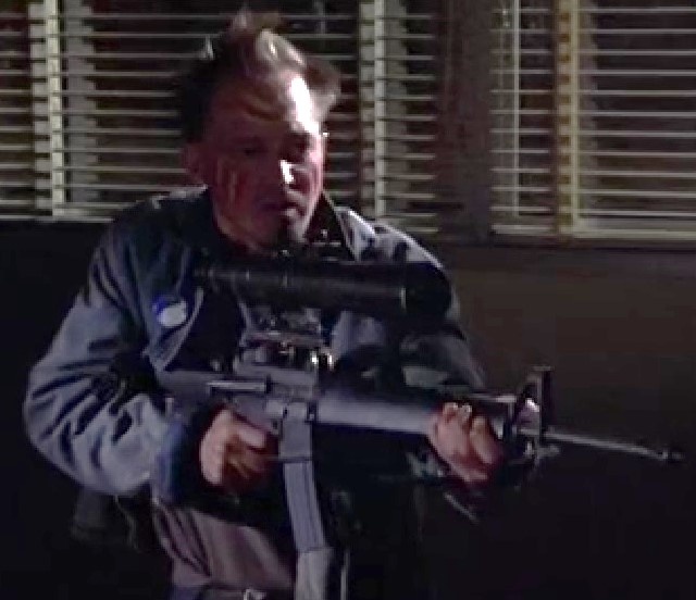 Винтовка М16 с ночным прицелом в фильме "Озотник".