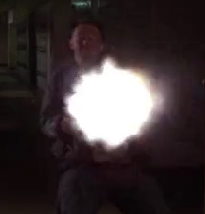 Вспышка при ведении огня.