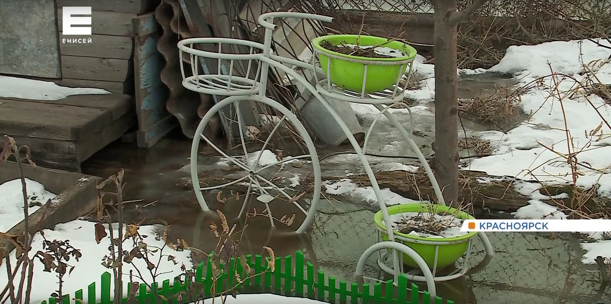     Сразу шесть участков в частном секторе в Свердловском районе Красноярска затопило водой