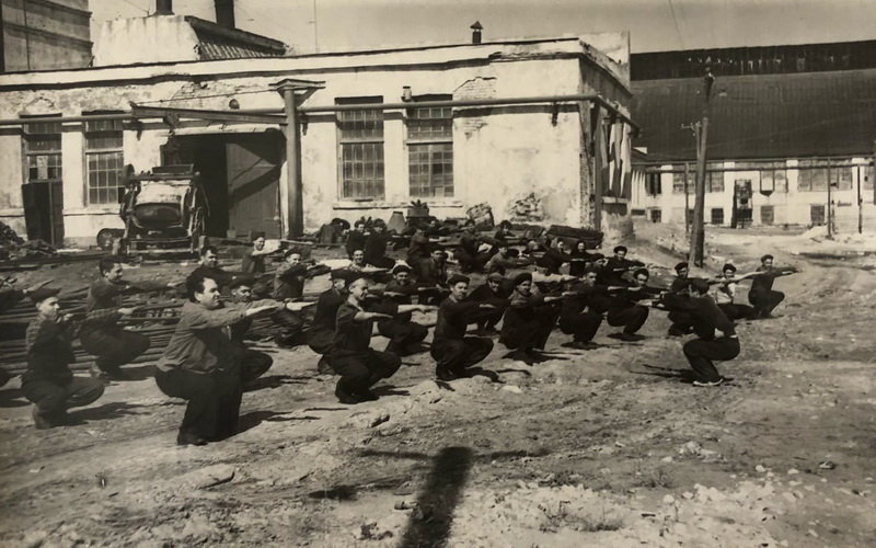    Первая физическая зарядка механического цеха Камышинского стеклотарного завода, 1959 год(фото Госкаталог)