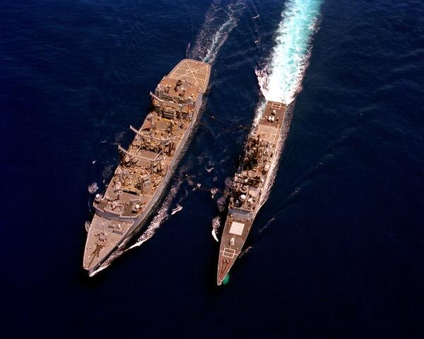 Эсминец с системой акустической маскировки  "Prairie-Masker" (справа) и корабль снабжения без такой системы (слева).  Ясно видно различие в кильватерной струе.