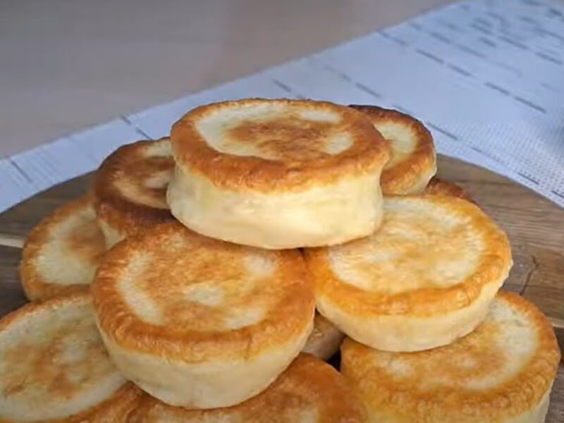 Соду в тесто нужно добавить, просеяв ее