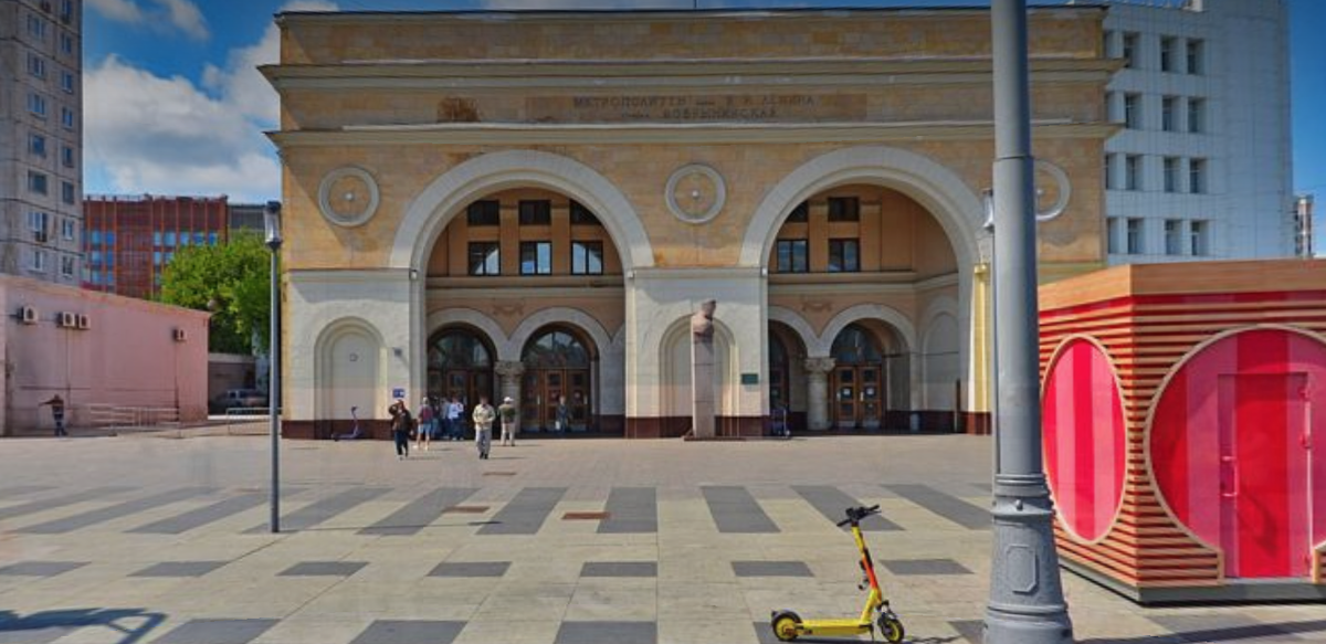 Бюст на постаменте у наземного вестибюля станции метро "Добрынинская", 2023. Яндекс.Панорамы.