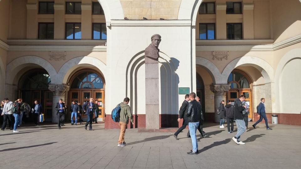 Что за памятник стоит около метро "Добрынинская"