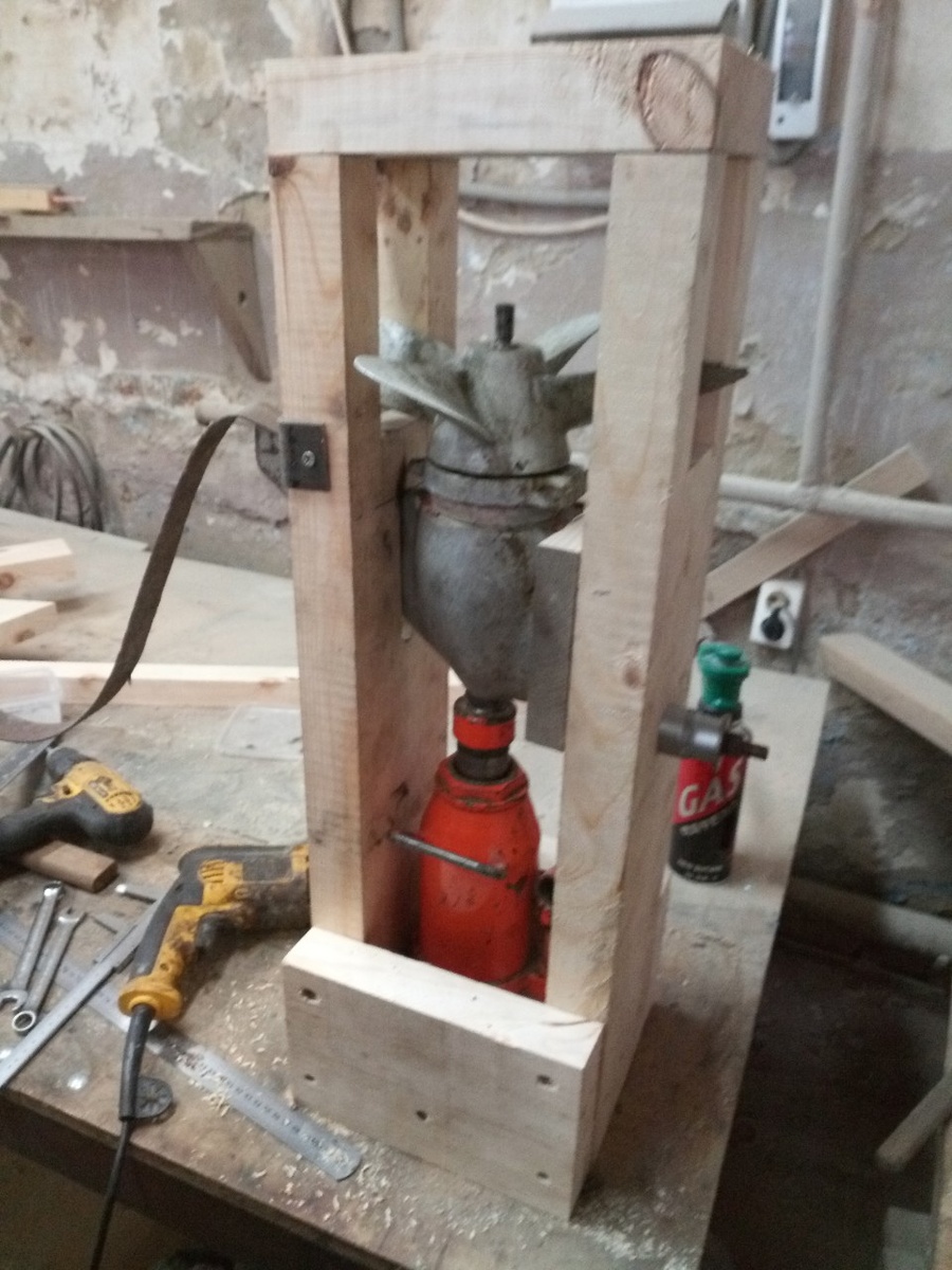 Выпрессовка гребного вала и крышки редуктора.