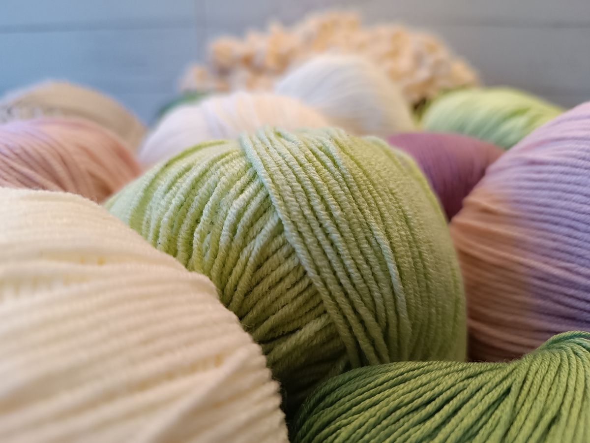 Теперь у меня столько пряжи! Можно лет 5 вязать и вязать :)