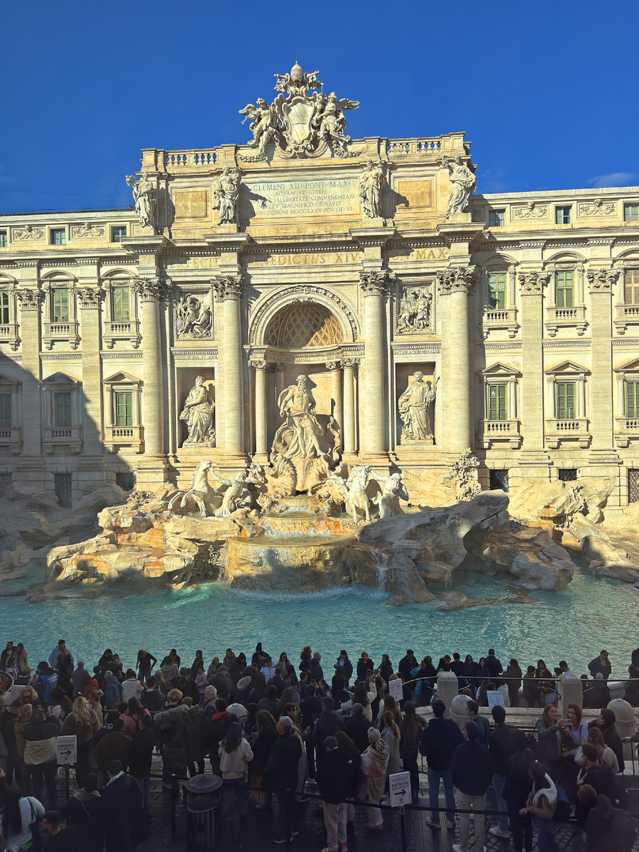 Кстати, вот вам лайфхак бывалой! Прям напротив фонтана Треви есть двухэтажный магазин одежды с большим окном! 