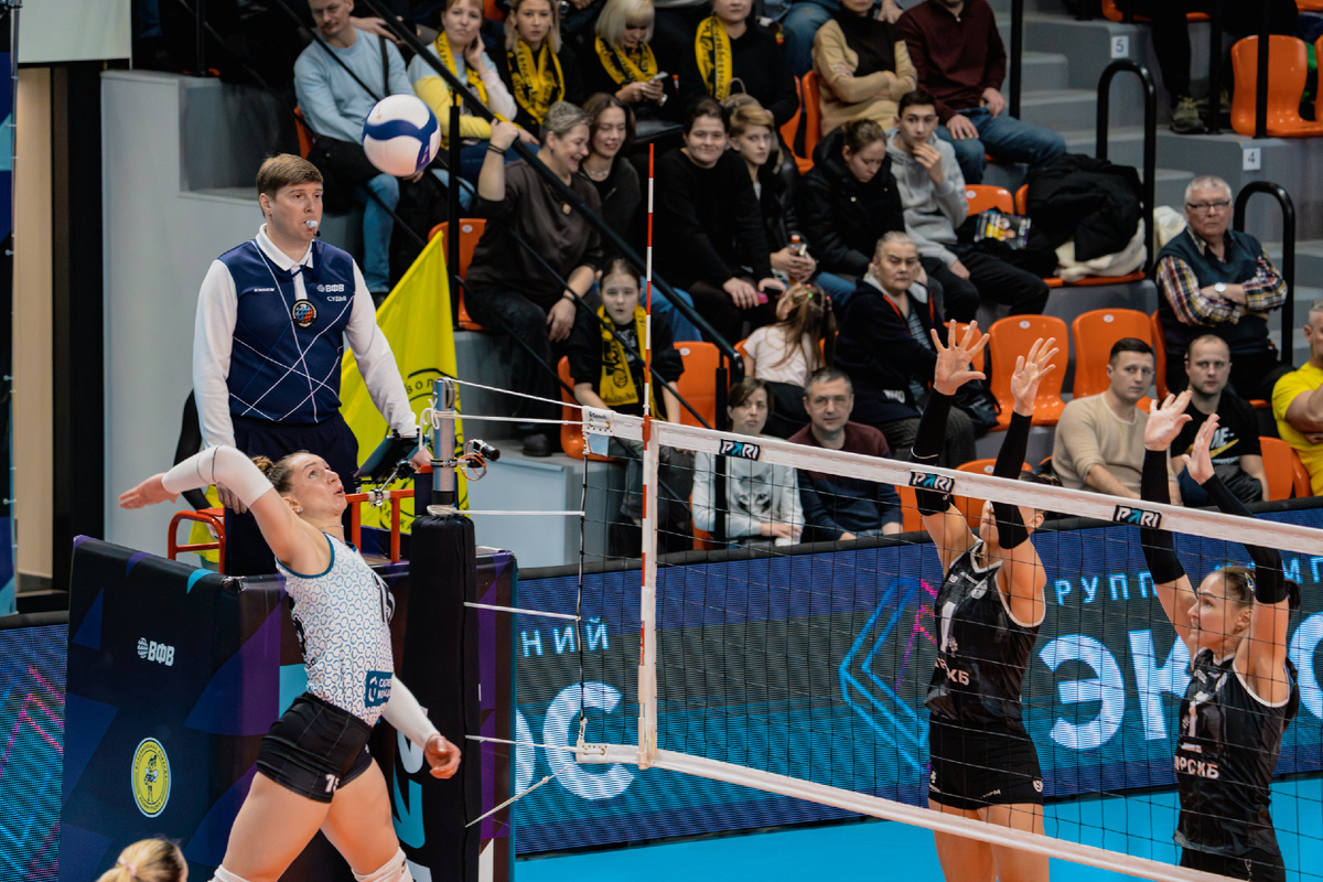 Доигровщица гостей Алина Богданова доставила "диким пчелам" (прозвище "Ленинградки") много трудностей и в защите, и на приеме