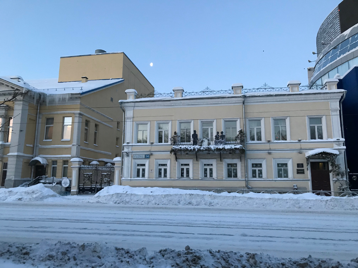  Скульптуры на балкончике ул. 8 марта , дом 34