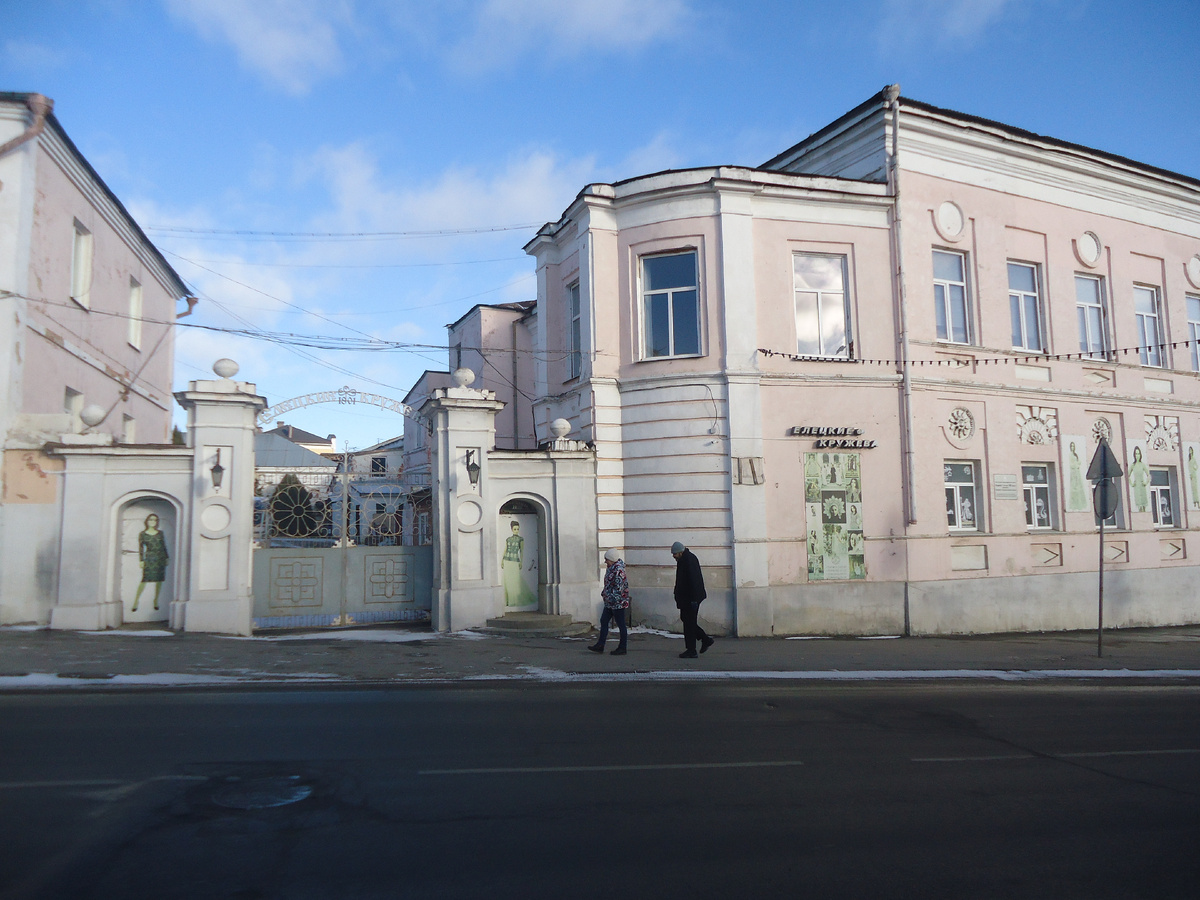 Здание фабрики "Елецкие кружева".  На ограде ворот указана дата - 1801 год. Из архива автора.