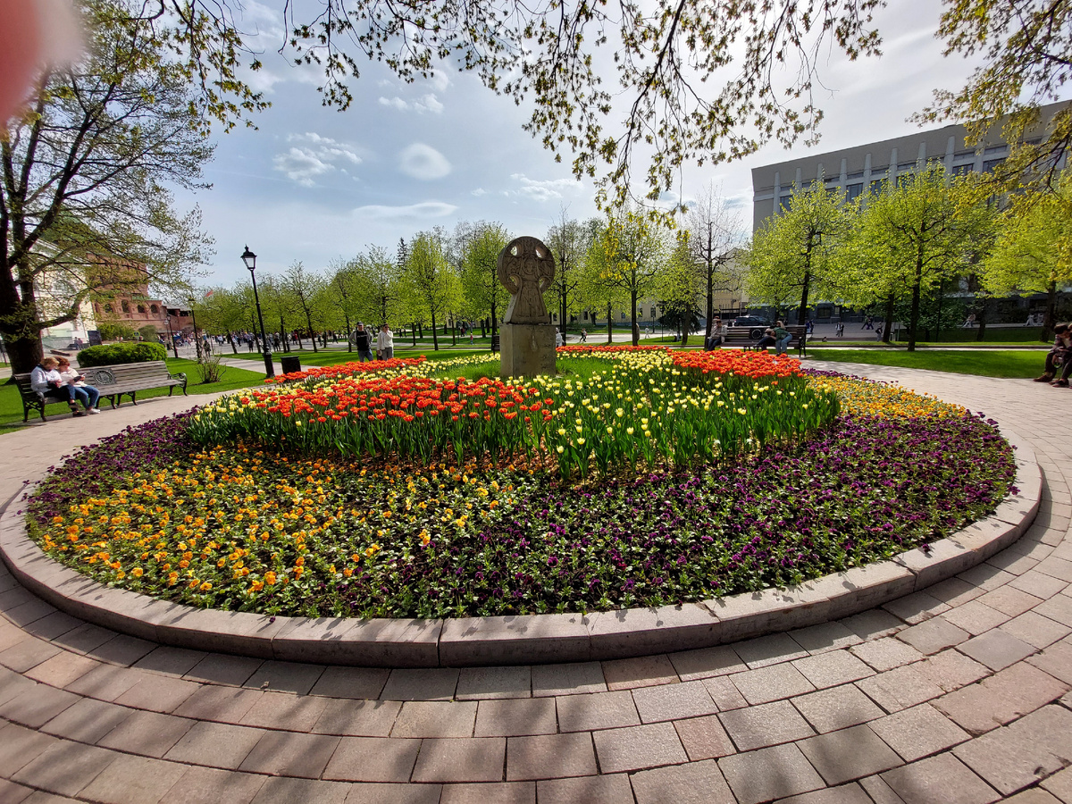 Поклонный крест - посвящён памяти славянских первоучителей - святых равноапостольных Кирилла и Мефодия. Установлен у здании Администрации Нижнего Новгорода. И тоже, красивые цветы 