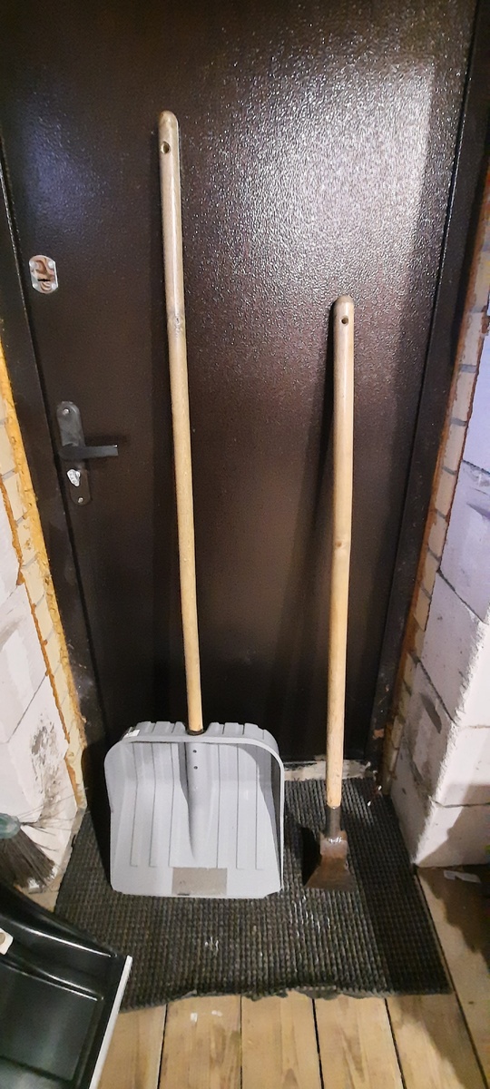 Поликарбонатная лопата и топор