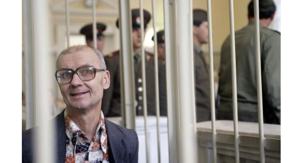 

Телеканал 360
527,5 тыс подписчиков
Подписаться
Как живет сын Чикатило: гордость за отца, 12 лет за решеткой и бегство на Украину
6 минут
46,4 тыс прочтений
Вчера
Оглавление
Жена Чикатило
Жизнь после поимки Чикатило
Дочь Чикатило
Показать ещё
Среди жертв Чикатило не принято называть его жену и детей. Хотя серийный убийца разрушил их жизнь и приговорил вечно скрывать свое прошлое. Но кто-то все же гордится таким «знаменитым» родством. Подробности о семье маньяка и их судьбе — в материале 360.ru.

Центральный музей МВД России. Серийный убийца, маньяк Андрей Чикатило, убивший с особой жестокостью 53 человека. Рядом с его фотографией — снимки его жертв / РИА «Новости»
Жена Чикатило
Серийный убийца, насильник, педофил и каннибал Андрей Чикатило внешне слыл примерным семьянином. К моменту ареста он уже более четверти века жил с Феодосией Одначевой (хотя за два года до того они фиктивно развелись ради новой квартиры). Женщина была довольна супругом: работал, не пил, не курил, не скандалил. Что еще нужно?

Причем женщина знала, что школу-интернат № 32 Новошахтинска ее муж покинул после того, как ученицы пожаловались на его домогательства (пусть все и оформили как уход по собственному желанию). Позже в училище Шахт Чикатило подкатывал уже к парням, которые в лицо называли «наставника» нелестными прозвищами.

В милиции Феодосия заявила: была уверена, что все это клевета. И всегда верила мужу, который позже объяснял кровь на вещах тем, что поранился, когда во время командировок подрабатывал грузчиком. Правда, сам Чикатило однажды признался, что жена советовала ему лечь в психиатрическую больницу.

Андрей Чикатило в зале суда. Владимир Вяткин / РИА «Новости»