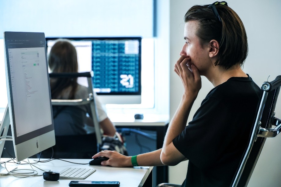 Пока будущие айтишники могут сдавать на выбор физику или информатику, но на части специальностей в некоторых вузах эта опция уже недоступна – для поступления необходим ЕГЭ по физике. | Фото: Кирилл Кухмарь/ТАСС