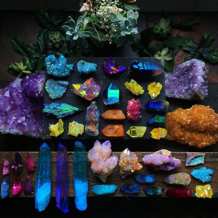 Мифы гласят, что некоторые кристаллы способны воздействовать на время и пространство, а лазурит, например, открывает двери в другие измерения. Были ли у ведьм секретные камни, которые могли поворачивать ход истории? Возможно, ответы спрятаны в этих древних минералах, полных магии и тайн. Ведь даже сегодня мы ощущаем силу камней, когда держим их в руках — они не просто красивы, они способны соединять нас с чем-то глубоким и мистическим.