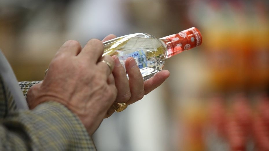    Мужчина выбирает алкоголь в магазине. Автор фото: Пётр Ковалёв / "Деловой Петербург"