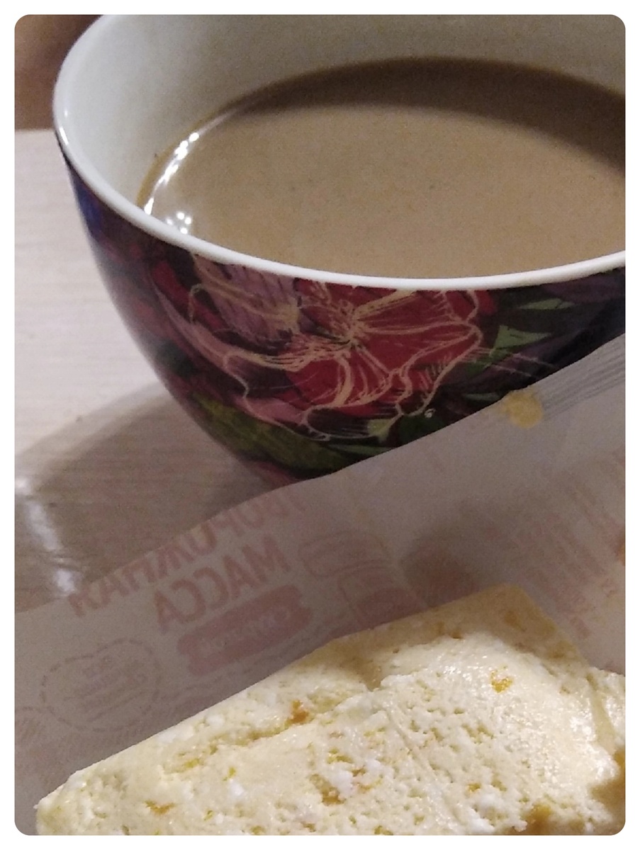 На завтрак смесь творожная с изюмом 140 гр и кофе со сливками