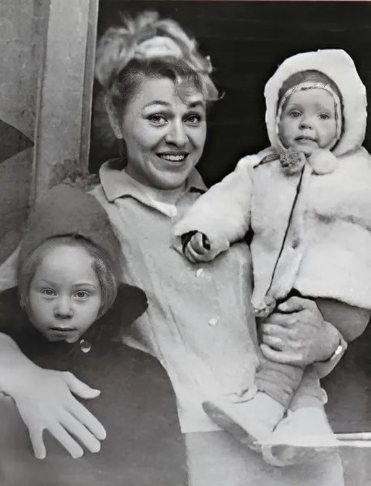 Анна Дубровская в детстве с мамой и старшей сестрой. / Фото: www.бузулукские-новости.рф