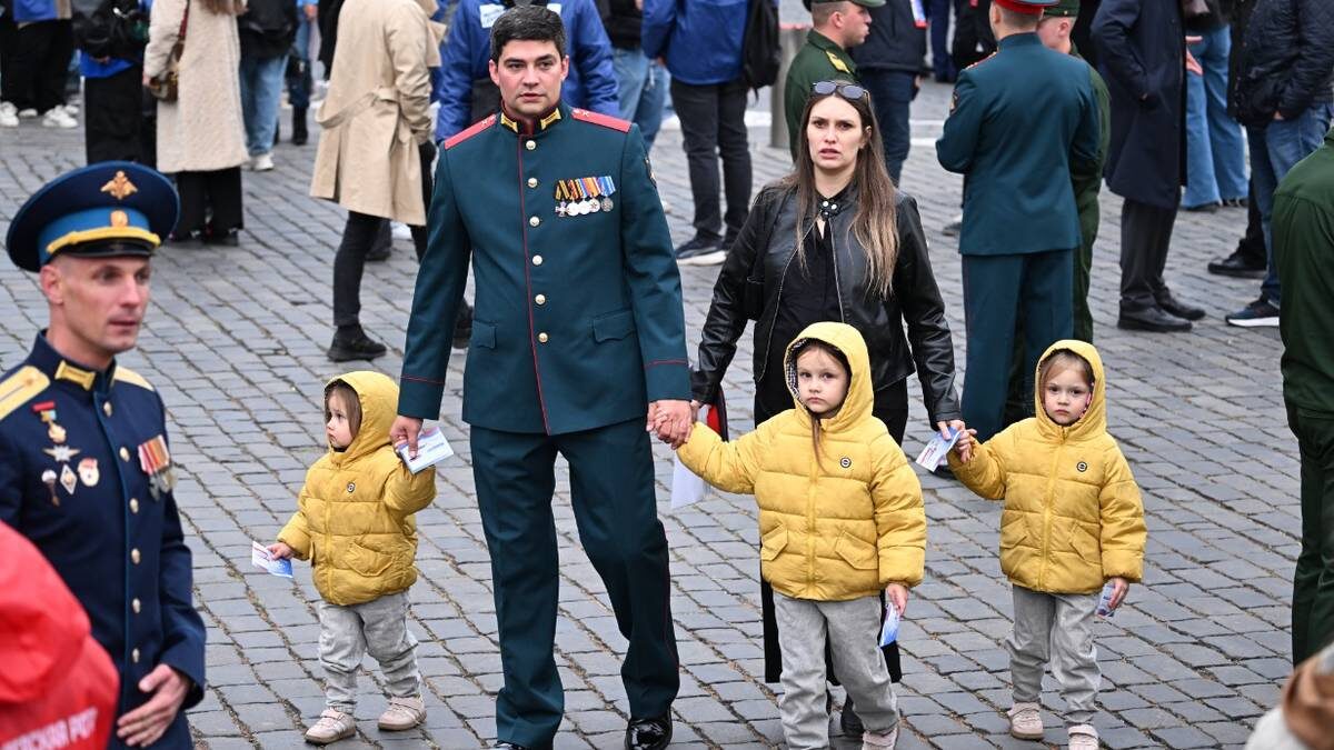    Зрители собираются на концерт «Россия, Донбасс, Новороссия: вместе навсегда!» в честь годовщины принятия в состав России четырех новых регионов / Фото: Алексей Майшев / РИА Новости