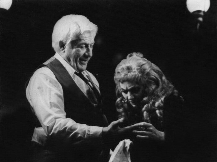 Лариса Луппиан и Игорь Владимиров в спектакле «Газовый свет». / Фото: www.lensov-theatre.spb.ru