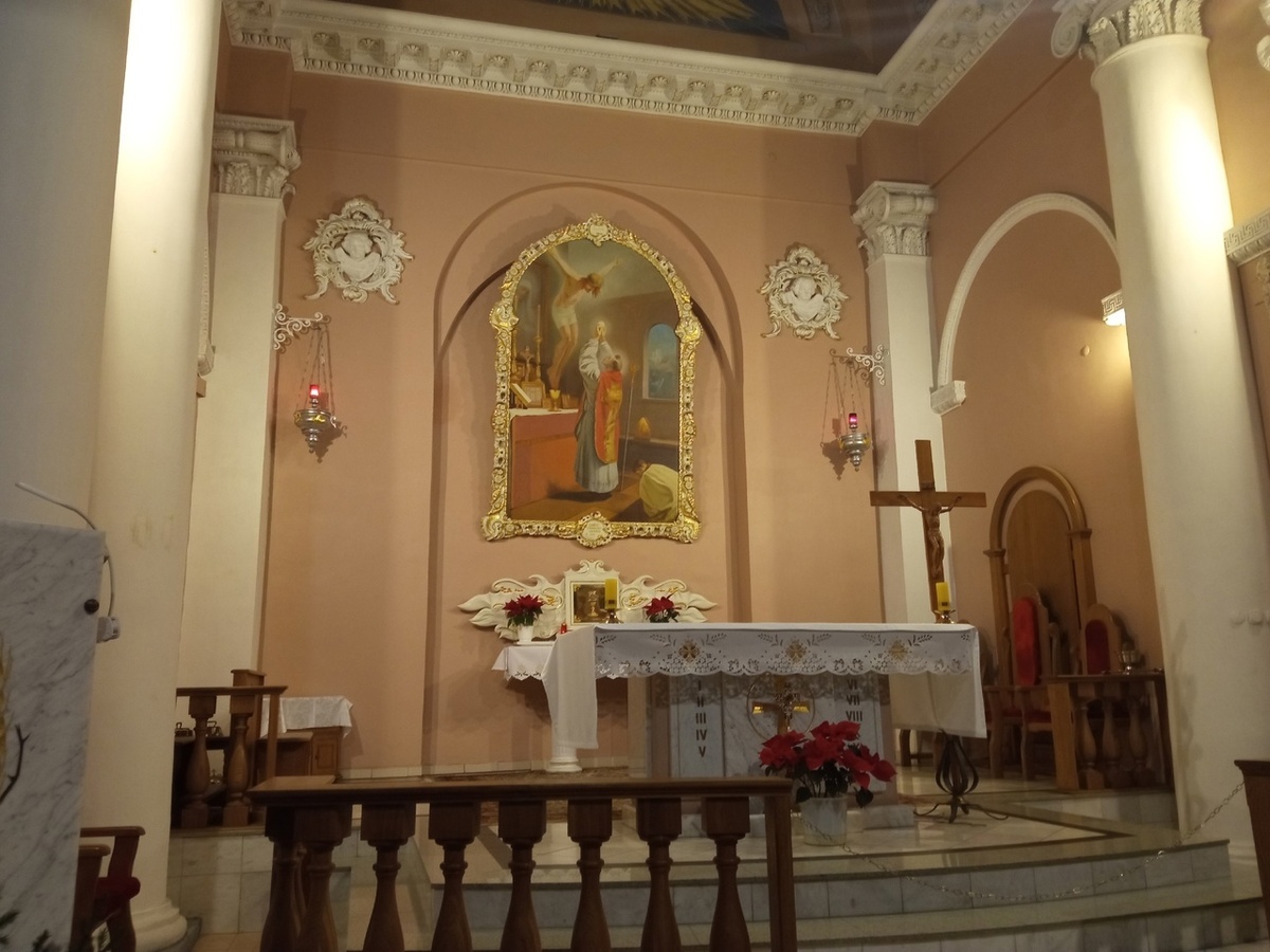 Внутри храма.