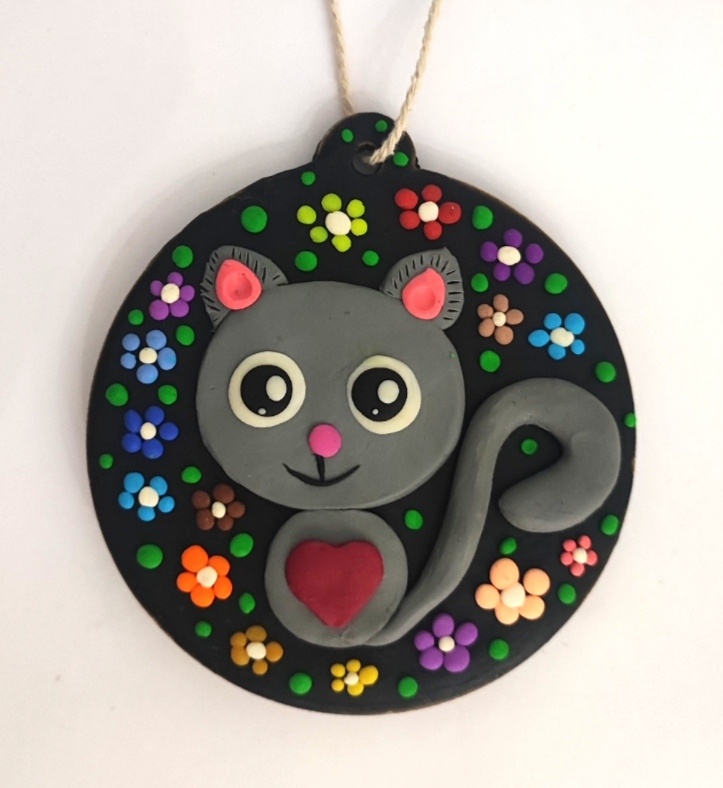 Готовый вариант аппликации из пластилина на деревянном кругу Милый котик на канале Лепим с Таней.