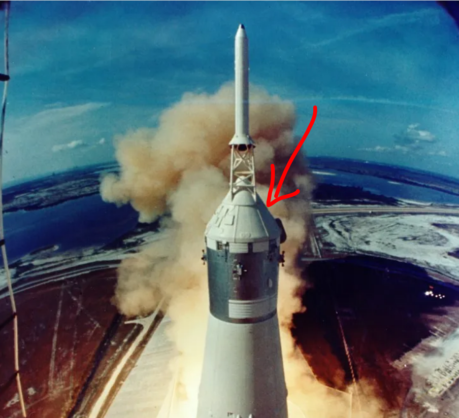 Видите муляж командного модуля под обтекателем? НАСА