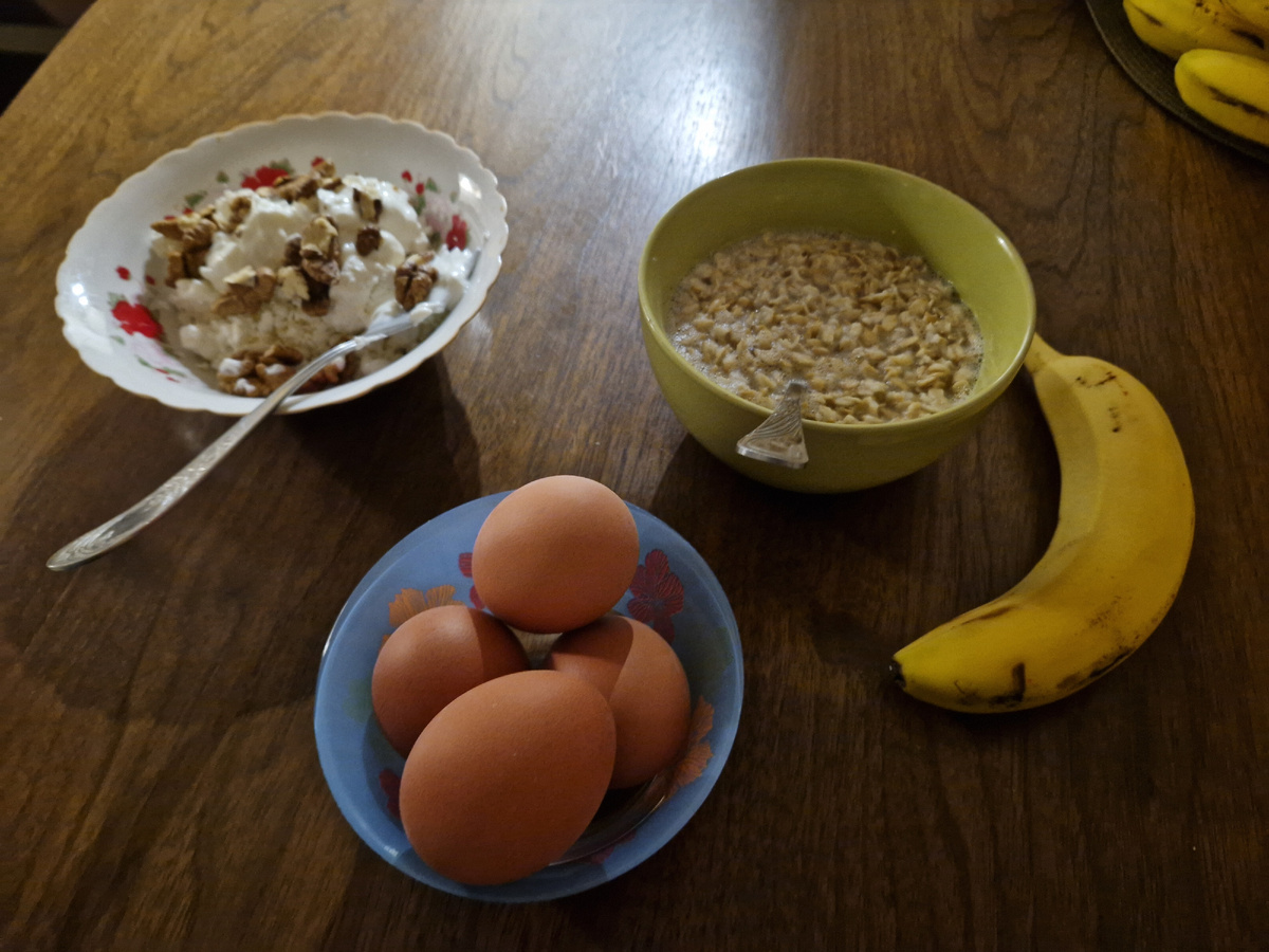Это один прием пиши, если что. Здесь творог с греческим йогуртом и орехами, яйца, Овсянка и банан.
